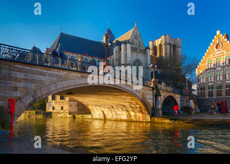 St. Michael-Brücke und Kirche bei Sonnenaufgang in Gent, Belgien Stockfoto