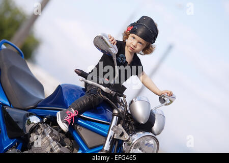 kleine Biker mit dem Motorrad unterwegs Stockfoto