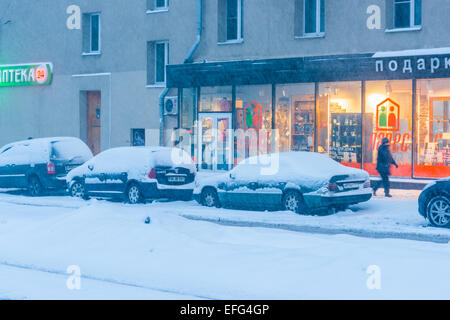 Moskau, Russland. 3. Februar 2015. Wetter: Schwere Schnee heute in Moskau. Nicht kalt, aber windigen Tag. Temperatur ist mäßig kalt bis zu-3C (26.6F). Straßen sind bedeckt mit schweren Teppich aus Schnee, Staus. Auf der Lomonosovsky Avenue, unter der Schicht Neuschnee geparkten Autos.  Bildnachweis: Alex Bilder/Alamy Live-Nachrichten Stockfoto