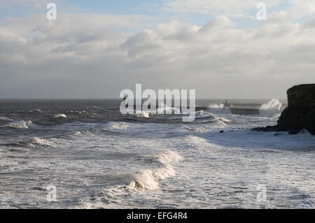 Blick auf große Wellen brechen über Tynemouth Pier aus Norden, Nord-Ost-England, Großbritannien Stockfoto