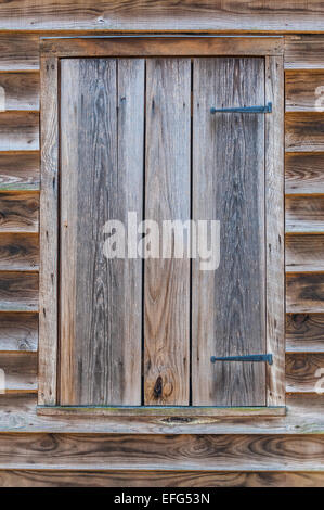 Holzfenster in einer Sklavenhütte aus dem 19. Jahrhundert auf dem Grundstück von Thomas Hudson im Gwinnett County, Georgia. (USA) Stockfoto