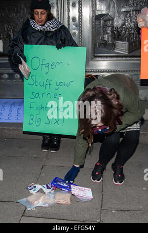 London, UK. 3. Februar 2015. Brennstoff Armut Aktion Aktivisten versammeln sich vor den Ofgem Büros, einen "Lunchpaket Protest" zu halten, nachdem die Watchdog, dass die Verbraucher Essen Pack Mittagessen vorgeschlagen um Geld für ihre Heizkosten zu sparen. Bildnachweis: Pete Maclaine/Alamy Live-Nachrichten Stockfoto