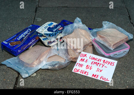 London, UK. 3. Februar 2015. Brennstoff Armut Aktion Aktivisten versammeln sich vor den Ofgem Büros, einen "Lunchpaket Protest" zu halten, nachdem die Watchdog, dass die Verbraucher Essen Pack Mittagessen vorgeschlagen um Geld für ihre Heizkosten zu sparen. Bildnachweis: Pete Maclaine/Alamy Live-Nachrichten Stockfoto