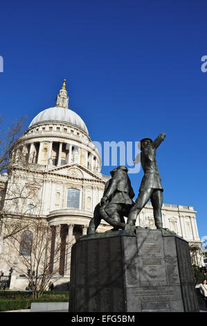 St. Pauls Cathedral, London - "Blitz Helden mit schmutzigen Gesichtern" Memorial. Denkmal für Feuerwehrleute, die im 2. Weltkrieg ihr Leben ließen. Stockfoto