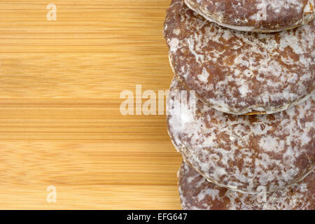 Ein Teil von mehreren glasierte Lebkuchen auf einen Holzzuschnitt ausgeglichen. Stockfoto