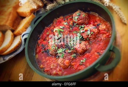 Fleischbällchen in Tomatensauce Stockfoto