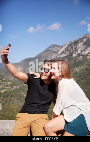 Junges Paar in den Urlaub nehmen ein Selbstporträt in die Stadt Sainte-Agnes im Süden von Frankreich Stockfoto