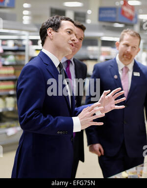 Schatzkanzler George Osborne spricht während des Besuchs im Supermarkt Hove Waitrose 2015 Stockfoto