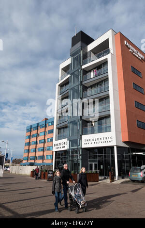 Menschen zu Fuß auf Brayford Wharf Nord außerhalb Double Tree Hilton Hotel, Lincoln Stockfoto