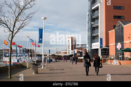 Menschen zu Fuß auf Brayford Wharf Nord außerhalb Double Tree Hilton Hotel, Lincoln Stockfoto