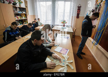 Schytomyr, Ukraine. 2 Februar 2015. Teterivka des Waisenhauses und Internat verfügt über 85 Schülerinnen und Schüler mit psychischen und geistigen Störungen, die ohne Medizin und Spezialisten auskommen. Staatlichen Gründung, ist der einzige Weg für Waisenhaus zu gründen. Strick-Klasse, Teterivkas Waisenhauses und Internat. Schytomyr, Ukraine. 2 Februar 2015. Bildnachweis: Oleksandr Rupeta/Alamy Live-Nachrichten Stockfoto