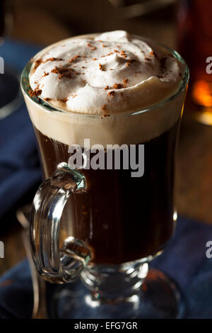 Hausgemachten Irish Coffee mit Whisky und Sahne Stockfoto
