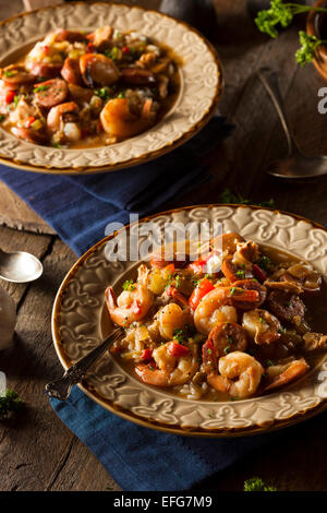 Hausgemachte Garnelen und Wurst Cajun Gumbo auf Reis Stockfoto