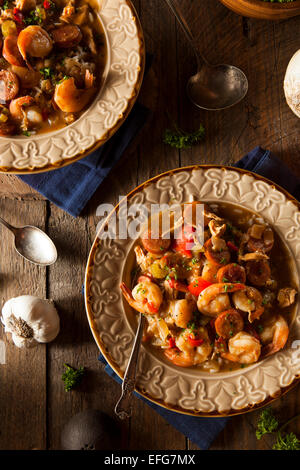 Hausgemachte Garnelen und Wurst Cajun Gumbo auf Reis Stockfoto