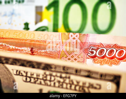 USD, EUR und reiben Sie russische Banknoten. Selektiven Fokus Stockfoto