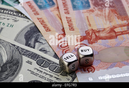 Reiben Sie US-Dollar-Banknoten, schnetzelt Würfel. Selektiven Fokus Stockfoto