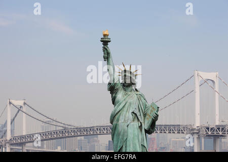 Replikat Freiheitsstatue und Regenbogen-Brücke, Odaiba, Tokyo, Japan Stockfoto