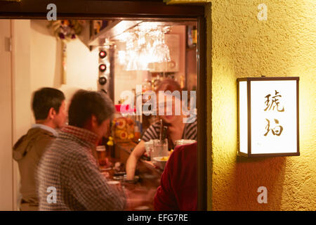 Bar in Golden Gai, Shinjuku, Tokio, Japan Stockfoto