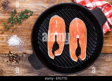 Lachssteak in Grillpfanne Stockfoto