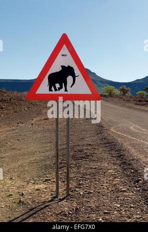 Hüten Sie sich vor den Elefanten.  Ein Schild zeigt das mögliche Vorhandensein von Elefanten auf der Straße in Namibia, Afrika. Stockfoto