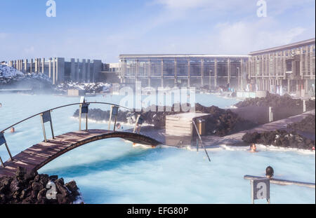 The steaming waters of the Blue Lagoon, bridge and walkways: a geothermal spa and pool in Iceland, one of its most popular and visited attractions Stockfoto
