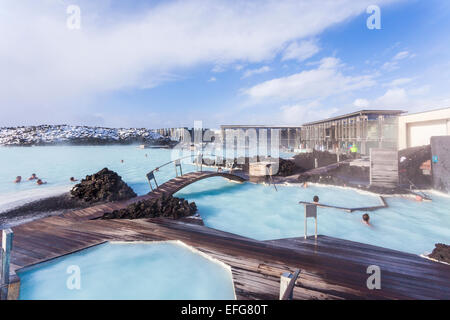 Die dampfende Wasser der Blue Lagoon, Brücken und Stege: Eine geothermische Spa und Pool in Island, eine der beliebtesten und meistbesuchten Attraktionen Stockfoto