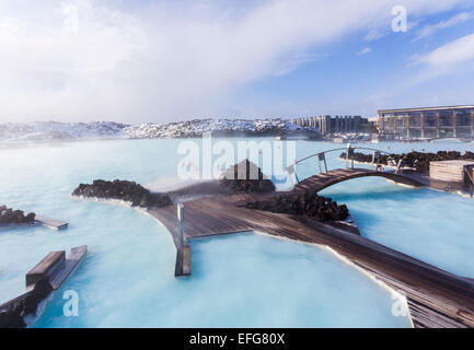 The steaming waters of the Blue Lagoon, bridge and walkways: a geothermal spa and pool in Iceland, one of its most popular and visited attractions Stockfoto