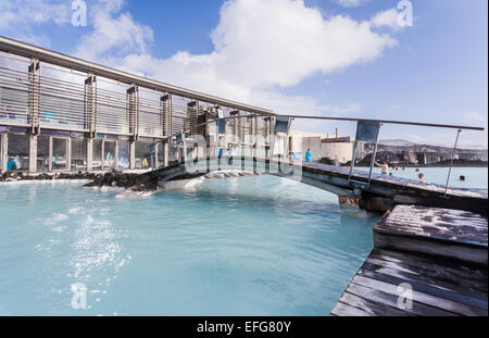 The steaming waters of the Blue Lagoon, bridge and walkways: a geothermal spa and pool in Iceland, one of its most popular and visited attractions Stockfoto