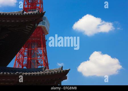 Wolken, Zojo-Ji Tempel und Tokyo Tower, Roppongi, Tokyo, Japan Stockfoto