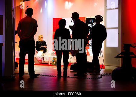 Arbeiten im Rundfunk: eine Crew - Kameraleute und Manager - arbeiten an einem live Nachmittag walisische Sprache TV Magazin Tagesprogramm für S4C ausgestrahlt von den Tinopolis Studios, Carmarthen Wales UK Stockfoto