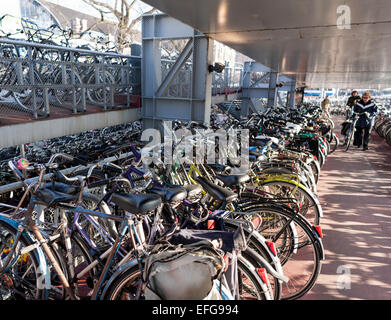 Mehrstöckige Fahrrad-Parkhaus in der Nähe von Hauptbahnhof Amsterdam, Niederlande Stockfoto