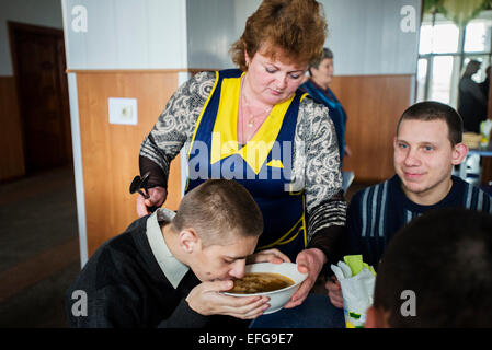 Schytomyr, Ukraine. 2 Februar 2015. Teterivka des Waisenhauses und Internat verfügt über 85 Schülerinnen und Schüler mit psychischen und geistigen Störungen, die ohne Medizin und Spezialisten auskommen. Staatlichen Gründung, ist der einzige Weg für Waisenhaus zu gründen. Mittag, Teterivkas Waisenhauses und Internat. Schytomyr, Ukraine. 2 Februar 2015. Bildnachweis: Oleksandr Rupeta/Alamy Live-Nachrichten Stockfoto