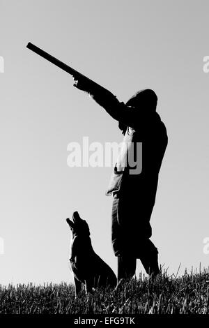 Wildhüter Spiel Schießen mit Gewehr Hund im Feld, Schwarze & Weiße Silhouette Stockfoto