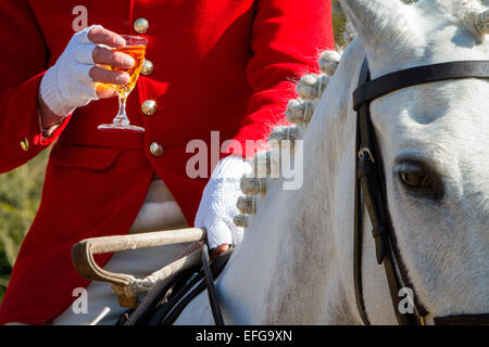 Jäger zu Pferd mit Sherry Glas bei Jagd treffen, Oxfordshire, England, UK, 7/8 Stockfoto