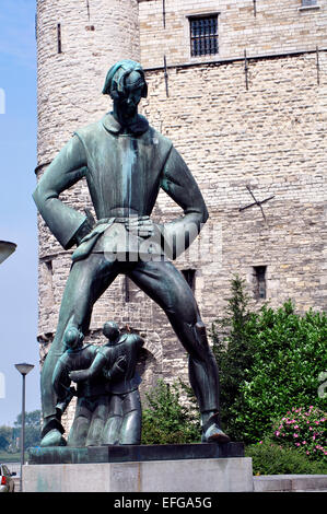 Antwerpen, Belgien. Lange Wapper Statue vor Burg Het Steen. Stockfoto