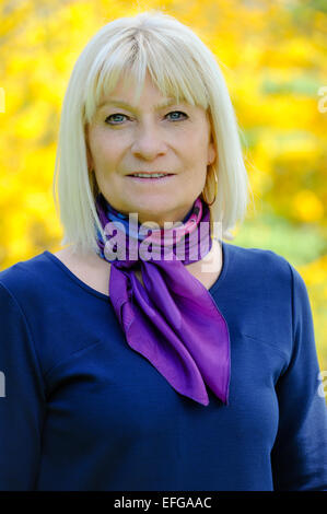 Porträt einer lächelnden Frau senior Stockfoto