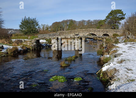 Winter-Blick auf die alten Klöppel-Brücke bei Postbridge, Dartmoor Nationalpark, Devon, UK Stockfoto