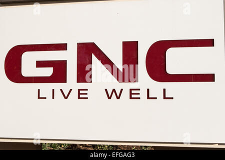 GNC General Nutrition Corporation Zeichen und Logos außerhalb eines Ladens in Santa Ana, Kalifornien USA Stockfoto