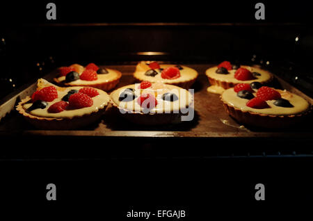 Obst-Pudding-Törtchen Backen in den Ofen. Stockfoto