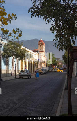 Oaxaca, Mexiko - eine Straßenszene am frühen Morgen. Nuestra Señora de Las Nieves katholische Kirche befindet sich links. Stockfoto