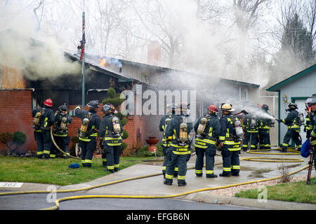 Feuerwehrleute reagieren auf einen Hausbrand in Boise, Idaho, USA. Stockfoto