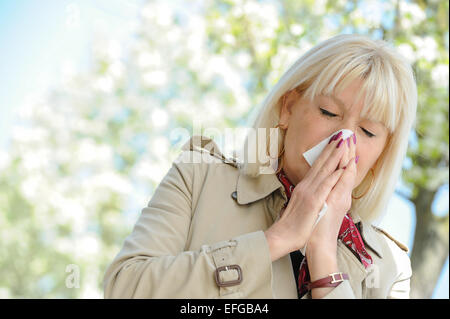 Ältere Frau, die ihre Nase im freien Stockfoto