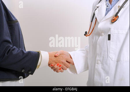 Handshake zwischen Arzt und patient Stockfoto