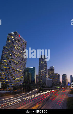 DIE SKYLINE DER INNENSTADT INTERSTATE 110 HARBOR FREEWAY LOS ANGELES KALIFORNIEN USA Stockfoto