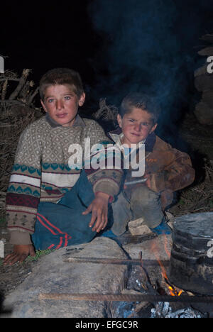 Bakhtiari jungen Abendessen warten. Stockfoto