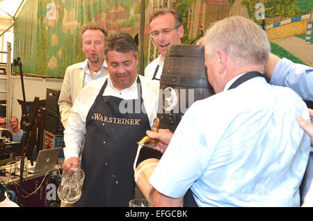 Eröffnung der jährlichen Kirmes "Cranger Kirmes" Herne mit: Sigmar Gabriel, Gast wo: Crange, Deutschland wenn: 1. August 2014 Stockfoto