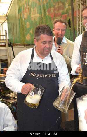 Eröffnung der jährlichen Kirmes "Cranger Kirmes" Herne mit: Sigmar Gabriel Where: Crange, Deutschland wenn: 1. August 2014 Stockfoto