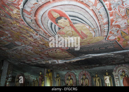 Buddha, buddhistische Bilder, Stupa und Wasserschäden Kunst Wandbild Wände bei Cave Tempel, Dambulla, Sri Lanka, Südasien, Asien. Stockfoto