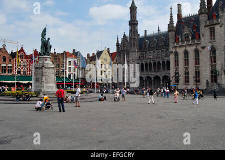 Marktplatz, Denkmal für Jan Breydel und Pieter de Coninck und City Hall, Brügge, Flandern, Belgien Stockfoto