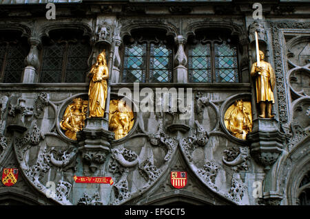 Belgien, Flandern, Brügge, Basilika des Heiligen Blutes, goldene Statue in der Fassade Stockfoto